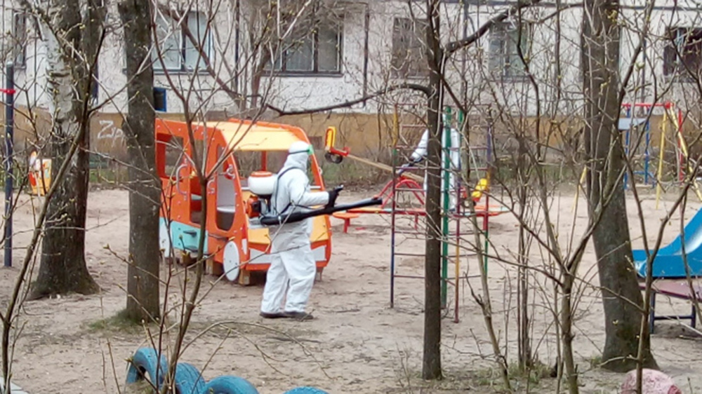В Луге продолжается дезинфекция детских площадок